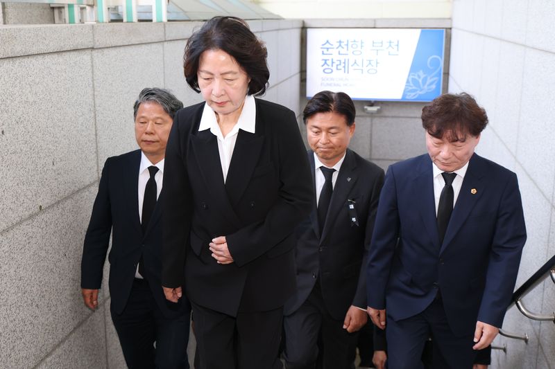 추미애 경기도지사가 지난 17일 경기 부천시 순천향대학교 병원 장례식장에 마련된 부천 도장공장 화재 사망 소방관의 빈소 조문을 마친 뒤 장례식장을 나서고 있다. 뉴시스