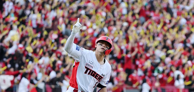 17일 오후 전남광주 기아챔피언스필드에서 열린 프로야구 2026 신한 SOL KBO 포스트시즌 준플레이오프 1차전 LG 트윈스와 KIA 타이거즈의 경기, KIA 김도영이 4회말 1사 역전 솔로홈런을 친 뒤 세리머니를 하고 있다. 뉴스1