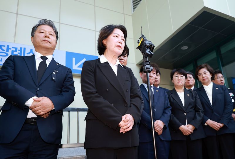 추미애 경기도지사가 17일 경기 부천시 순천향대학교 병원 장례식장에서 부천 도장공장 화재 사망 소방관의 조문을 마친 뒤 기자회견을 하고 있다. 사진=뉴스1