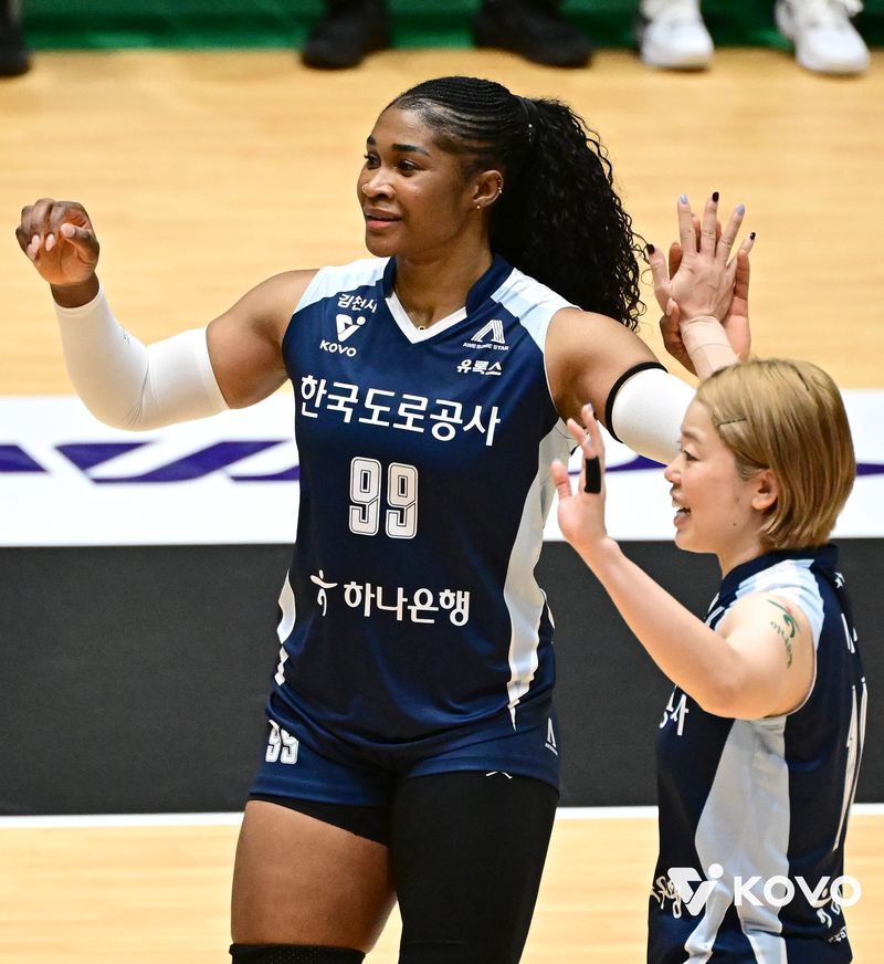 [서울=뉴시스]여자배구 도로공사 모마와 마미. (사진=KOVO 제공)