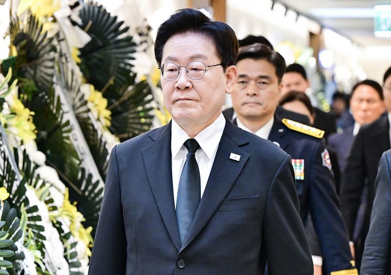 이재명 대통령이 17일 경기 부천시 순천향대학교 병원 장례식장에 마련된 부천 공장 화재 순직 소방관의 빈소에 조문하기 위해 들어서고 있다. 청와대통신사진기자단
