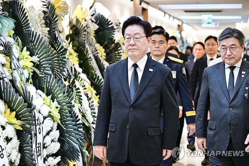이재명 대통령, 순직 소방관 빈소 조문 (출처=연합뉴스)