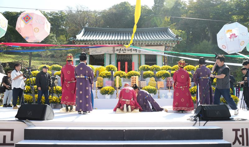 17일 제주시 관음사에서 열린 제27회 한라산 영산대재에서 전통 제복을 갖춘 제관들이 제단을 향해 절을 올리고 있다. 한라산신제와 불교 의식을 결합한 영산대재에는 제주4·3 희생자를 위로하고 도민의 안녕을 기원하는 의미가 담겨 있다. 사진=제주특별자치도