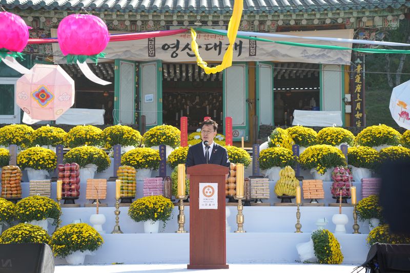 17일 제주시 관음사에서 열린 한라산 영산대재의 축문 낭독 순서. 총제관을 맡은 위성곤 제주도지사는 기후·경제위기 극복과 제주4·3의 상처 치유, 도민 화합을 기원했다. 사진=제주특별자치도