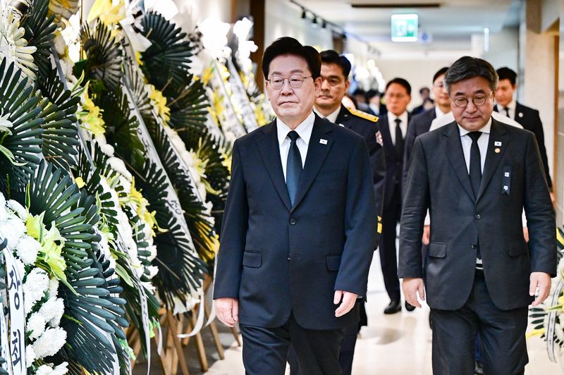 이재명 대통령이 17일 부천 공장 화재 순직 소방대원을 조문하기 위해 경기 순천향대학교 부천병원 장례식장 빈소로 들어서고 있다. 청와대통신사진기자단