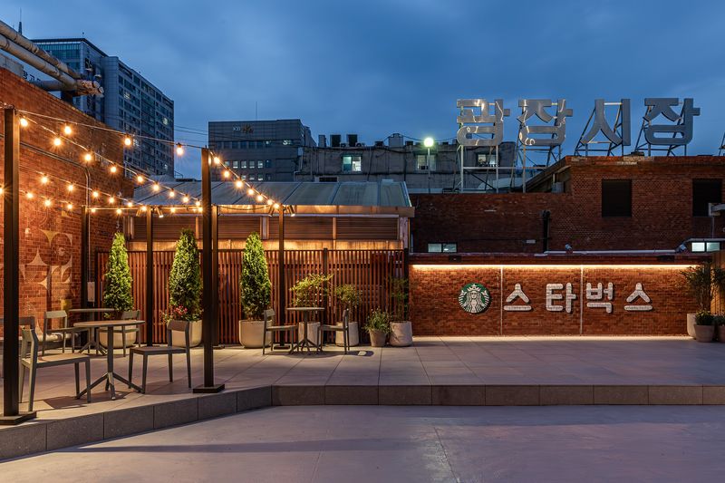서울 종로구 광장시장에 위치한 스타벅스 광장마켓점 루프탑 전경. 스타벅스 코리아 제공