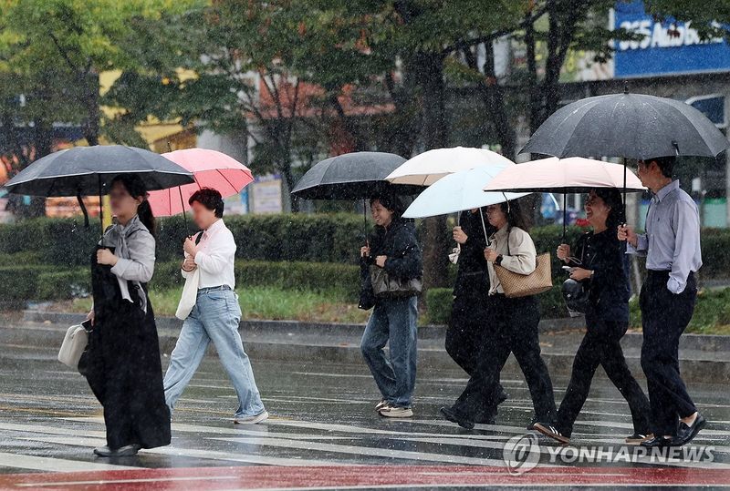 가을비 내리는 출근길 (출처=연합뉴스)
