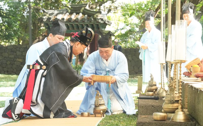 17일 제주시 삼성혈에서 봉행된 탐라개벽신위제에서 제관들이 전통 제례를 진행하고 있다. 위성곤 제주도지사가 초헌관을 맡아 축제의 성공과 제주도민의 안녕을 기원했다. 사진=제주특별자치도
