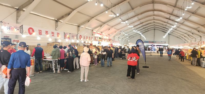 [강경=뉴시스]곽상훈 기자=지난 15일 개막한 제30회 강경젓갈축제가 17일 일정을 마무리했다. 축제장 내 젓갈 판매장. 2026.10.17 kshoon0663@newsis.com *재판매 및 DB 금지