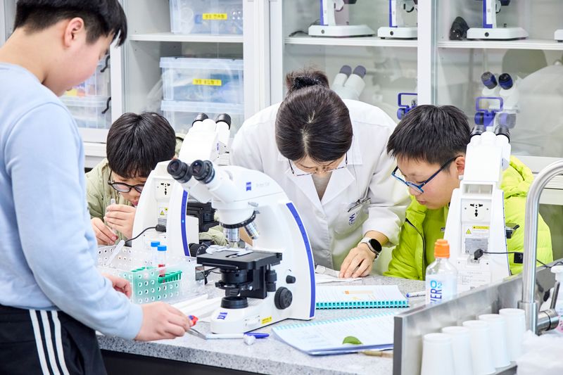 [부산=뉴시스] 국립부산과학관 교육프로그램(중등심화실험교실)에서 수업 중인 강사 모습. (사진=국립부산과학관 제공) 2026.10.18. photo@newsis.com *재판매 및 DB 금지
