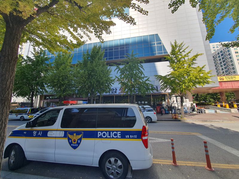 지난 14일 흉기난동이 일어난 인천 구월동 씨앤씨빌딩 앞에 경찰차가 배치돼있다. 사진=최승한 기자