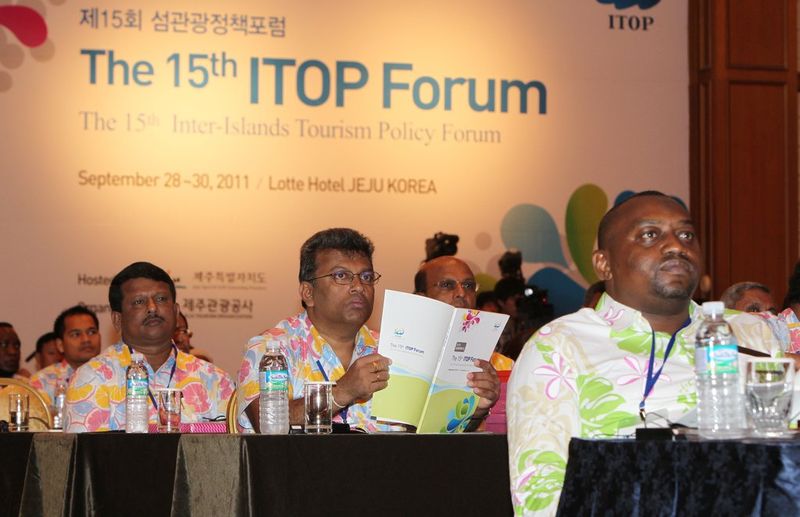 2011년 9월 제주 롯데호텔에서 열린 제15회 섬관광정책포럼(ITOP 포럼)에 각국 섬 지역 대표들이 참석하고 있다. 오는 28~30일 제주에서 열리는 제27회 포럼에는 16개국 450여명이 참가하며, 13년 만의 신규 회원 가입과 첫 관광기업 상담회가 예정돼 있다. 사진=연합뉴스