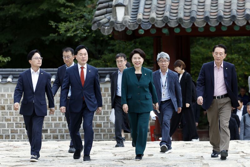 국회 문화체육관광위원회 국민의힘 조은희 간사와 김석기, 김승수, 윤용근 의원이 15일 오후 서울시 종로구 종묘 정전으로 세운4구역 재정비촉진사업 개요 및 이격거리, 건축물 높이 실증 등을 점검하기 위해 걸어오고 있다. 2026.10.15 ⓒ 뉴스1 박정호 기자