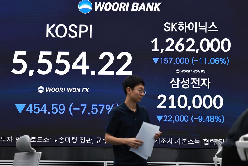 15일 서울 중구 우리은행 본점 딜링룸 전광판에 코스피와 삼성전자, SK하이닉스 종가 등 시황이 나타나고 있다. 2026.10.15 ⓒ 뉴스1 구윤성 기자