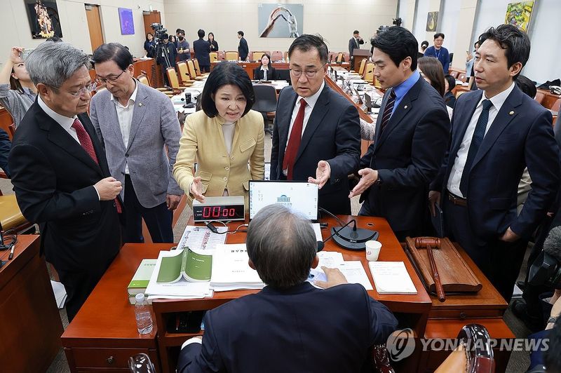 '이진숙 국감 제척안' 공방에 감사중지, 항의하는 국민의힘 (출처=연합뉴스)