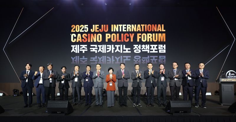 지난해 11월 제주신화월드 랜딩컨벤션센터에서 열린 2025 제주 국제카지노 정책포럼 참가자들이 기념 촬영을 하고 있다. 도내 카지노업체 6곳이 참여하는 채용박람회와 산업 전시, 도박문제 예방치유센터 홍보관도 운영된다. 사진=제주특별자치도