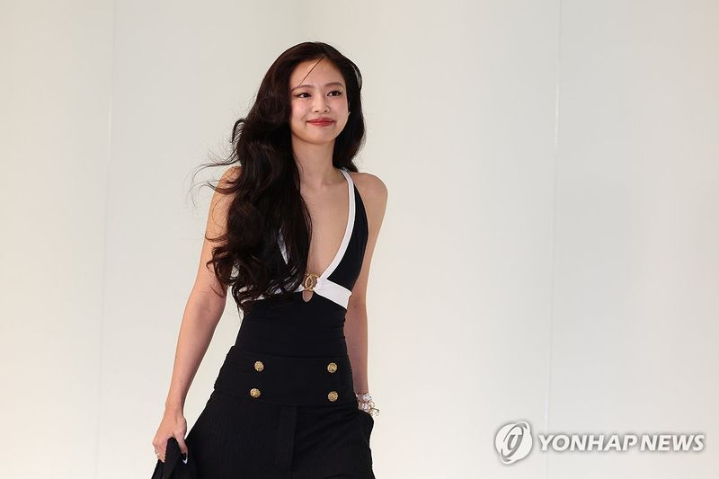 포즈 취하는 제니 (출처=연합뉴스)