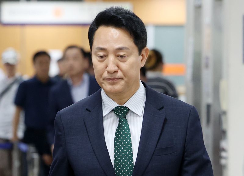 [서울=뉴시스] 이영환 기자 = 서울시장직 상실이 걸린 오세훈 서울시장의 항소심 결론이 이번 주 나온다. 사진은 오 시장이 지난 8월 28일 오후 서울 서초구 서울고법에서 열린 항소심 2차 공판에 출석하는 모습. 2026.10.18. 20hwan@newsis.com