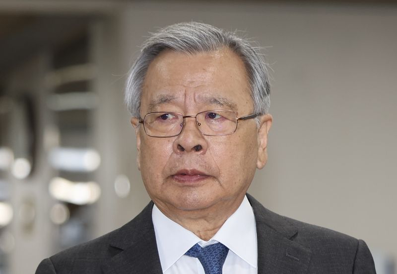 [서울=뉴시스] 김명년 기자 = 대장동 개발 관련 민간 사업자들로부터 청탁 대가 금품을 받은 혐의로 재판에 넘겨진 박영수 전 특별검사가 지난 7월 15일 오후 서울 서초구 서울고등법원에서 열린 2심 속행공판에 출석을 하고 있다. 2026.10.18. kmn@newsis.com