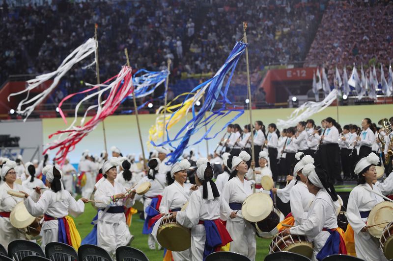 지난 16일 오후 제주 서귀포시 법환동 제주월드컵경기장에서 열린 제107회 전국체육대회 개회식 사전 공연. 위성곤 제주도지사는 19일 주간정책회의에서 대회 이후 체육시설의 전지훈련 활용 방안을 마련하고 도 단위 전지훈련 지원·운영센터 설치를 검토하도록 지시했다. 사진=뉴시스