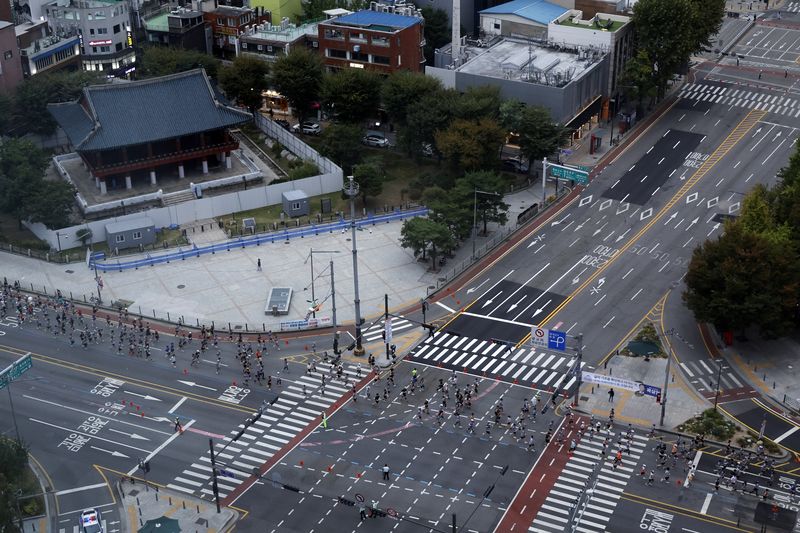 지난 18일 오전 '2026 아시아 오픈 마라톤' 대회 참가자들이 차량 통제로 비어있는 도로를 달리고 있다. 뉴스1