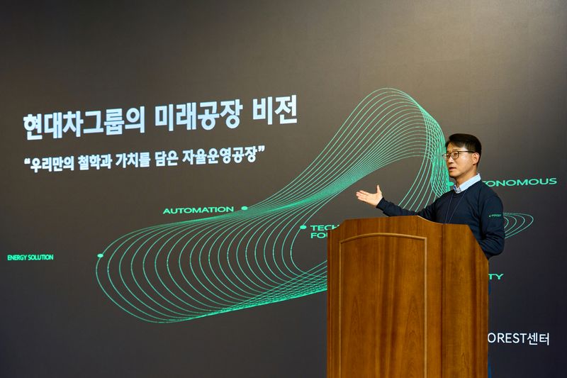 최영태 현대차·기아 E-FOREST센터장(상무)이 지난 16일 현대차·기아가 개최한 스마트 팩토리 신기술 전시회 '이포레스트 테크데이 2026' 미디어 초청 행사에서 현대차그룹의 미래공장 비전을 발표하고 있다. 현대차그룹 제공