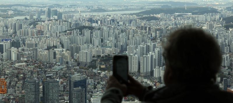 [서울=뉴시스] 김선웅 기자 = 서울 아파트 매매가격이 2주 연속 오름폭을 키웠다. 15일 한국부동산원 10월 둘째주 주간 아파트 가격 동향에 따르면 서울 아파트 매매가격은 전주 대비 0.16% 올라 88주 연속 상승세를 기록했다. 주간 상승률은 0.09%→0.12%→0.16%로 최근 2주 연속 확대되는 양상이다. 사진은 15일 서울 시내 아파트 단지의 모습. 2026.10.15. mangusta@newsis.com