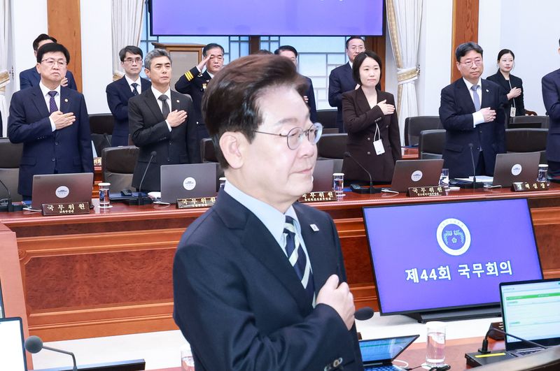 이재명 대통령이 13일 청와대에서 열린 국무회의에서 국민의례를 하고 있다, (청와대통신사진기자단) 2026.10.13 ⓒ 뉴스1 이재명 기자