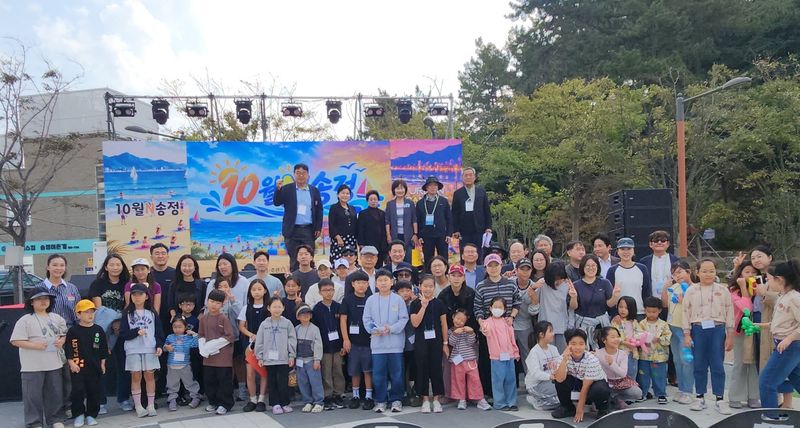 지난 17일 송정해수욕장 동쪽 어귀 죽도공원 일대에서 개최된 '제2회 섬집아기마을 백일장, 사생대회' 참가자들의 기념촬영을 하고 있다. 해운대블루라인파크 제공