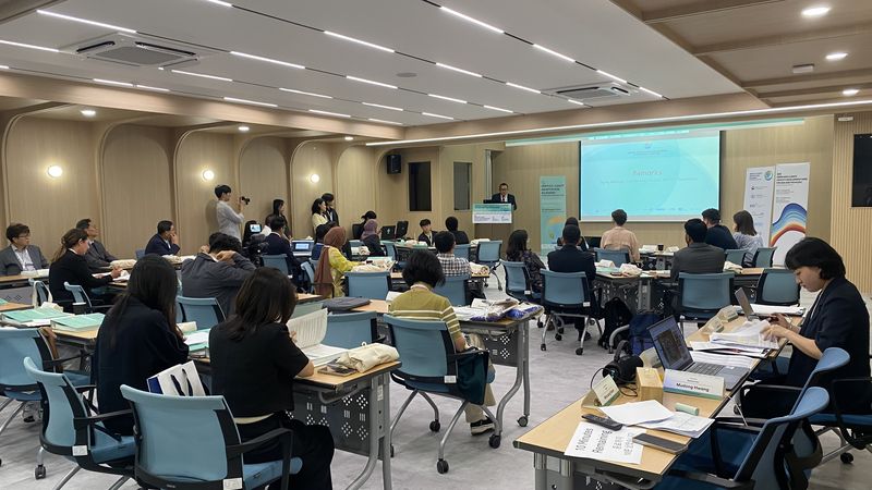 지난 8월25일 서귀포시 제주국제평화센터에서 열린 아시아·태평양 기후적응 아카데미에서 각국 실무자들이 강연을 듣고 있다. 제주국제연수센터는 오는 21~23일 태국 방콕에서 11개국 연수 동문이 참여하는 국제워크숍을 개최한다. 사진=정용복 기자