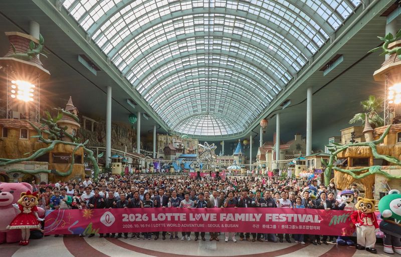 지난 16일 서울 송파구 롯데월드 어드벤처에서 열린 '제2회 롯데 러브 패밀리 페스티벌'에서 롯데그룹 임직원과 가족들이 기념촬영을 하고 있다. 롯데그룹 제공