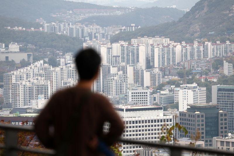 18일 서울 남산에서 바라본 종로, 서대문구 일대 모습. 지난 15일 한국부동산원이 발표한 10월 둘째 주(10월12일 기준) 주간 아파트 가격 동향에 따르면 서울 아파트 매매가격은 직전 주 대비 평균 0.16% 상승했다. /사진=연합뉴스