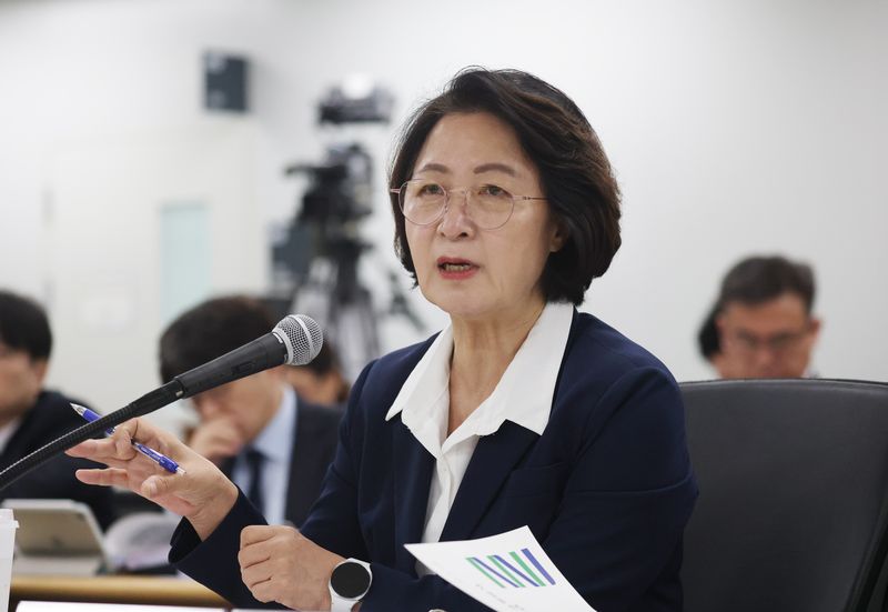 추미애 경기도지사가 지난 13일 경기 수원시 영통구 경기도청에서 열린 국회 행정안전위원회의 경기도에 대한 국정감사에서 의원 질의에 답하고 있다. ⓒ 뉴스1
