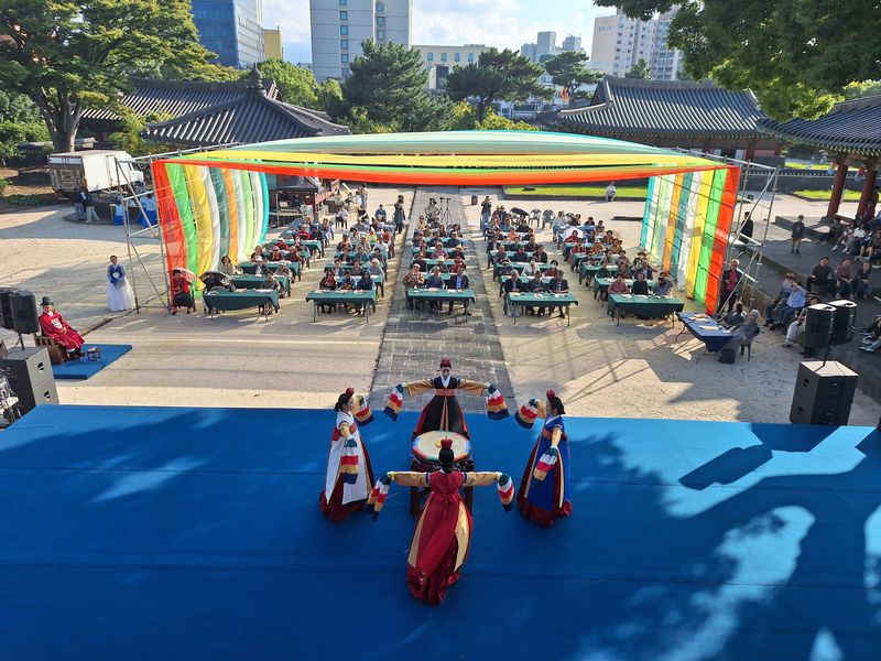 제주목 관아에서 열린 과거 제주양로 재현행사에서 무용수들이 북을 중심으로 궁중무용 ‘무고’를 선보이고 있다. 오는 24일 열리는 제9회 제주양로 재현행사에서도 궁중음악 ‘수연장지곡’과 궁중무용 ‘춘앵전’ 등이 공연될 예정이다. 사진=제주특별자치도
