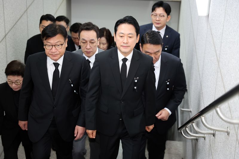 국민의힘 장동혁 대표와 정점식 원내대표가 18일 경기 부천시 순천향대학교 병원 장례식장에 마련된 부천 도장공장 화재 순직 소방관 빈소 조문을 마치고 발걸음을 옮기고 있다. 뉴스1