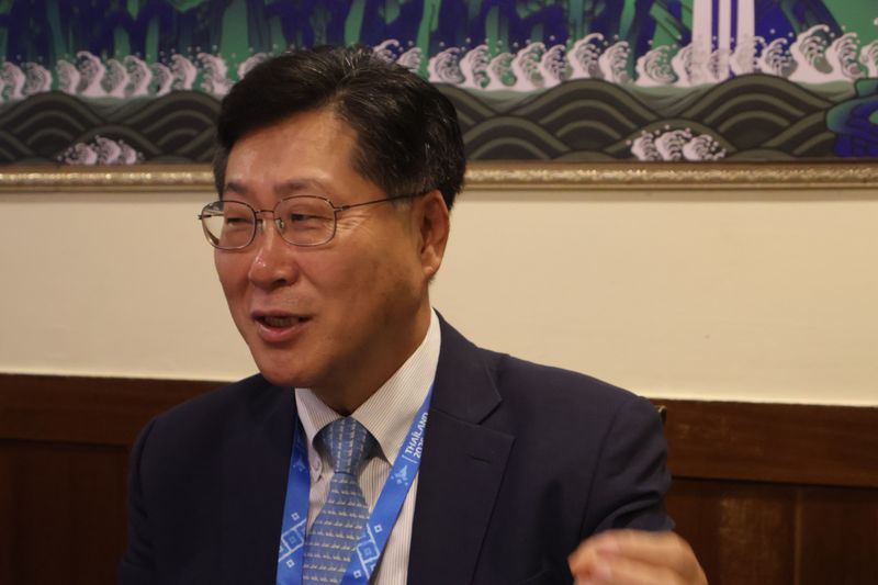 [방콕=뉴시스] 임하은 기자 = 최지영 국제통화기금(MF) 이사가 15일(현지시간) 태국 방콕의 한 식당에서 동행 기자단의 질문에 답하고 있다. (사진 =공동취재단) rainy71@newsis.com 2026.10.15.