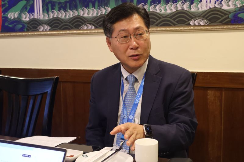 [방콕=뉴시스] 임하은 기자 = 최지영 국제통화기금(MF) 이사가 15일(현지시간) 태국 방콕의 한 식당에서 동행 기자단의 질문에 답하고 있다. (사진 =공동취재단) rainy71@newsis.com 2026.10.15.