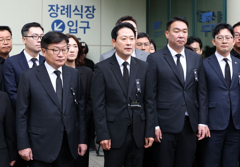 장동혁 국민의힘 대표가 18일 오전 경기 부천시 순천향대학교 부천병원 장례식장에 마련된 부천 공장 화재 순직 소방관의 빈소 조문을 마친 후 발언하고 있다. 뉴시스