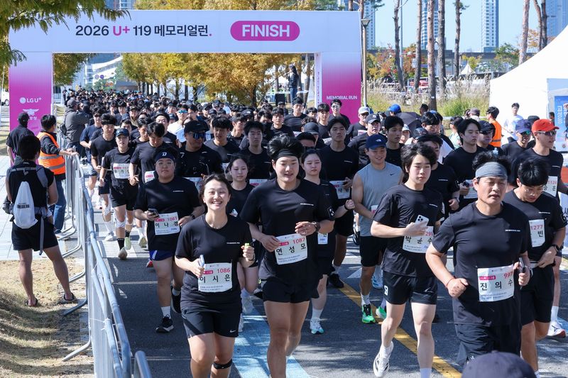 LG유플러스는 소방청과 함께 지난 17일 세종중앙공원과 국립세종수목원 일대에서 개최한 순직 소방관 추모 러닝 행사 'U+119 메모리얼런 2026'에 일반 참가자와 현직 소방관, 순직 소방관 유가족, 주요 관계자 등 2300여 명이 참여한 가운데 성료했다고 밝혔다. LG유플러스