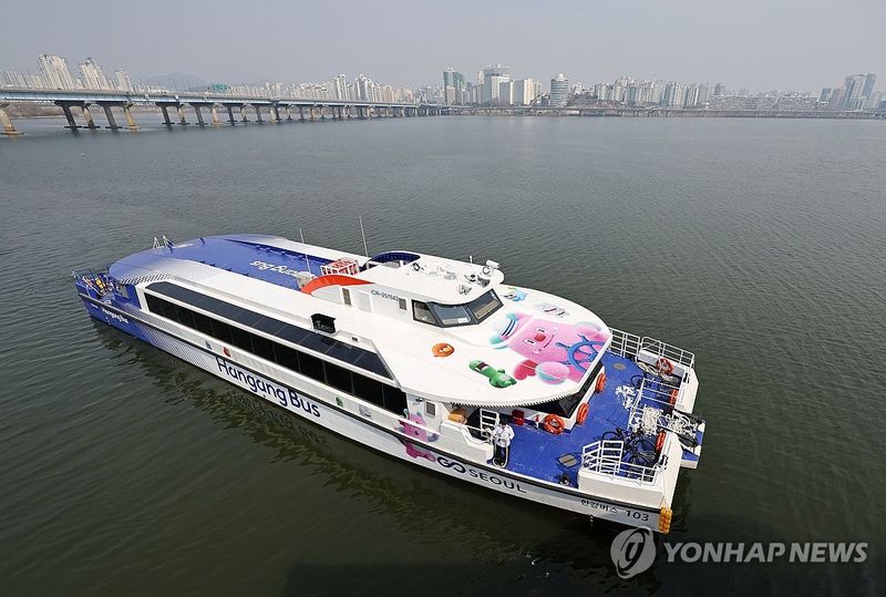 서울 한강에서 운항 중인 한강버스. 연합뉴스)