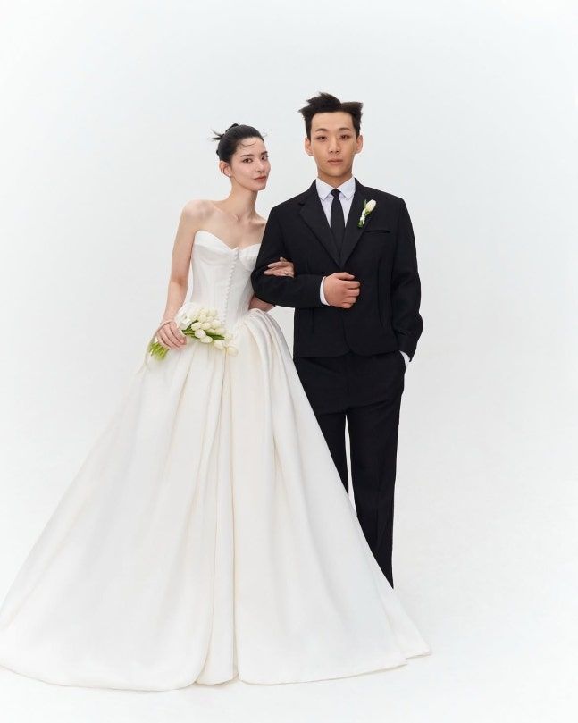 래퍼 양홍원(오른쪽)과 모델 원현주(왼쪽)의 웨딩화보 (출처=연합뉴스)