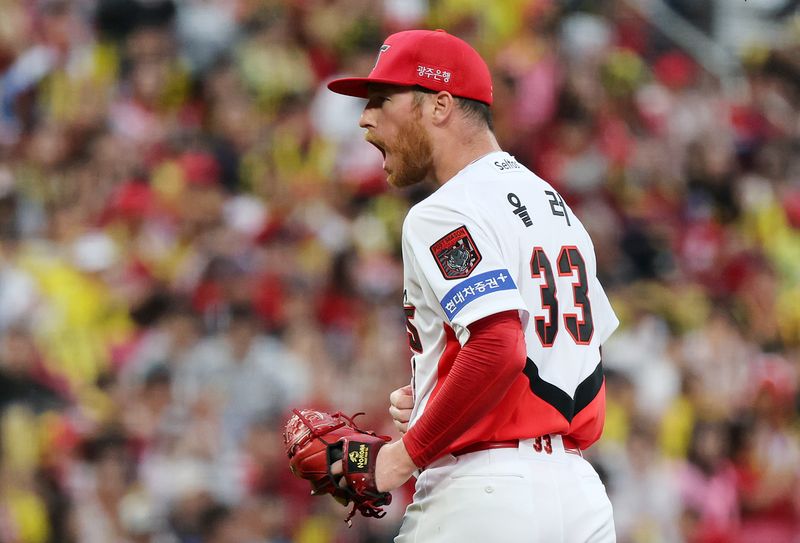 18일 오후 전남광주 기아챔피언스필드에서 열린 프로야구 2026 신한 SOL KBO 포스트시즌 준플레이오프 2차전 LG 트윈스와 KIA 타이거즈의 경기, KIA 선발 올러가 6회초 2사 1루 상황 LG 이재원을 삼진으로 잡은 후 포효하고 있다. 2026.10.18 ⓒ 뉴스1 김진환 기자