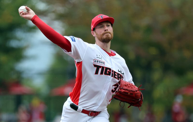 18일 오후 전남광주 기아챔피언스필드에서 열린 프로야구 2026 신한 SOL KBO 포스트시즌 준플레이오프 2차전 LG 트윈스와 KIA 타이거즈의 경기, KIA 선발 올러가 1회초 등판해 힘차게 공을 던지고 있다. 2026.10.18 ⓒ 뉴스1 김진환 기자