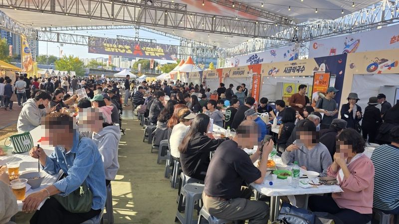 14일부터 18일까지 닷새간 공지천 수변 산책로 일원에서 열린 춘천막국수닭갈비축제가 시민과 관광객 51만명이 찾은 가운데 막을 내렸다. 사진=김기섭 기자