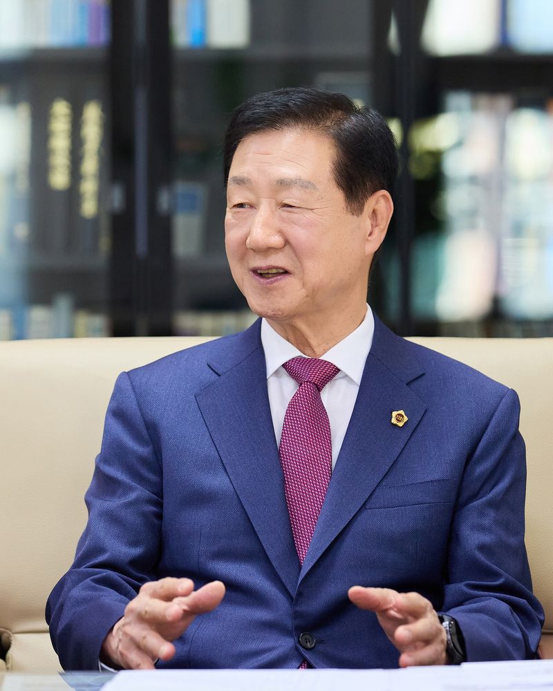 임인환 대구시의회 의장이 지난 16일 본지와 인터뷰에서 "시민의 눈으로 살피고, 시민의 입장에서 묻겠다. 무엇보다 시민의 사림을 기준으로 판단하겠다"고 말했다. 대구시의회 제공