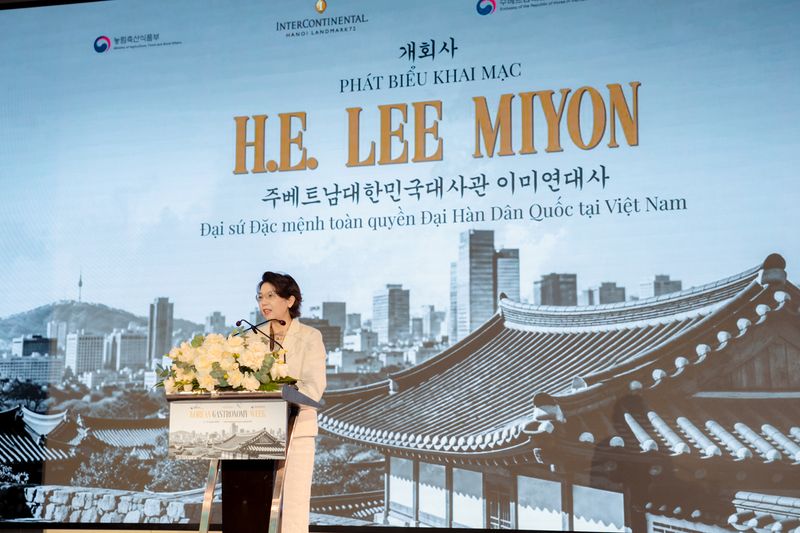 이미연 주베트남 한국대사가 지난 16일 베트남 수도 하노이의 중심부에 위치한 인터컨티넨탈 하노이 랜드마크72에서 개최된 '2026 한국 미식주간(Korean Gastronomy Week)'에서 개회사를 하고 있다. 주베트남 한국대사관 제공