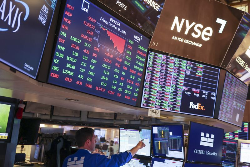뉴욕증시 3대 주가지수 하락 지난 16일 미국 뉴욕증권거래소(NYSE)에서 폐장을 앞두고 한 트레이더가 업무를 보고 있다. 전날 높은 수준에서 마감했던 미국 3대 주가지수는 이날 유가 급등 여파로 일제히 하락했다. EPA연합뉴스