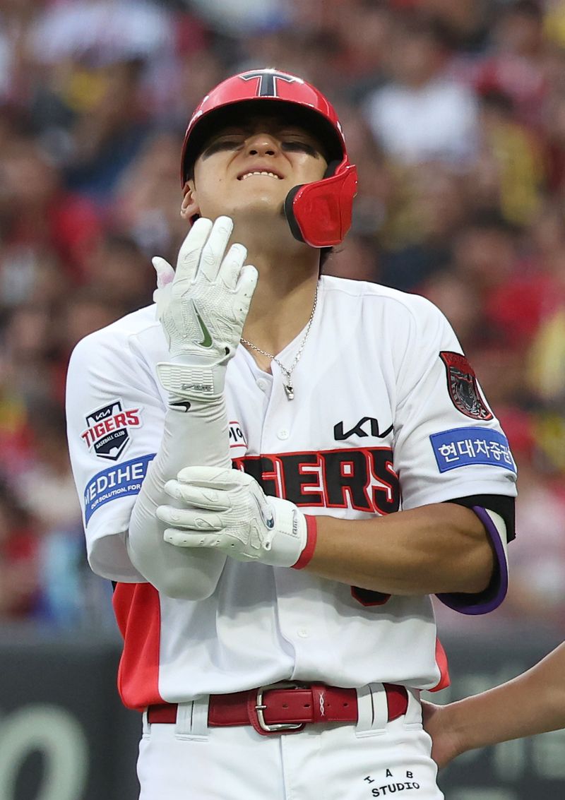 18일 전남광주통합특별시 광주기아챔피언스필드에서 열린 프로야구 2026 포스트시즌 준플레이오프 LG 트윈스 vs KIA 타이거즈 2차전 경기. KIA 김도영이 4회말 LG 우강훈의 투구에 맞아 고통을 호소하고 있다. 뉴시스