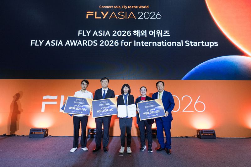 지난 8일 벡스코 제1전시장에서 열린 'FLY ASIA 2026' 폐막식에서 해외 어워즈 수상자들이 모여 기념촬영하고 있다. 부산기술창업투자원 제공