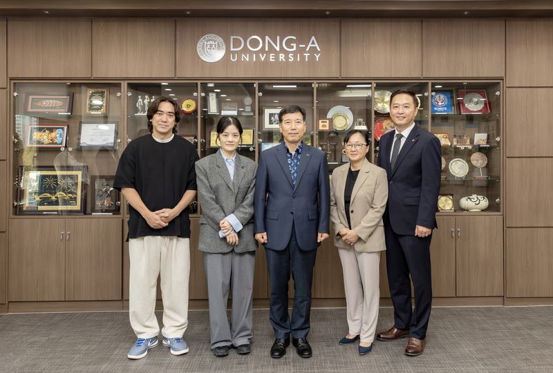 지난 12일 동아대 승학캠퍼스 총장실에서 열린 '컬리너리&푸드비즈니스학과 현장 겸임교수 임명장 수여식' 참석자들이 기념촬영을 하고 있다. 왼쪽부터 박기섭 셰프, 박지영 셰프, 이해우 총장, 이미영 셰프, 정용재 셰프. 동아대 제공